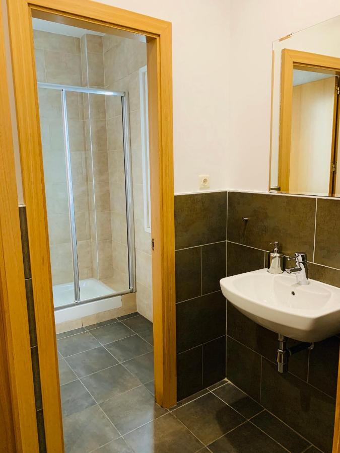 Camera Doppia con Letti Singoli e Bagno in Comune