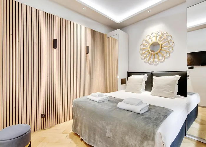 Pick A Flat's apartment in Champs-Elysées - Rue Marbeuf Parigi