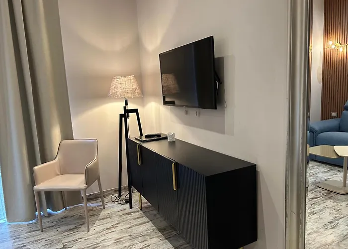 Colonna 18 Apartment By Ghor Roma